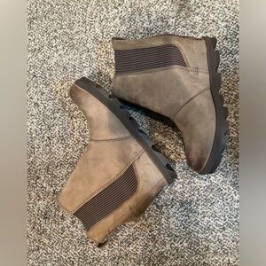 Sorel wedge boots, tan. Womens 7.5
